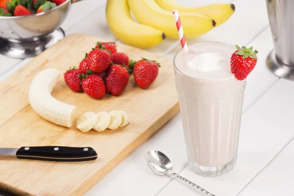 Erdbeer Bananen Joghurt Smoothie mit Zutaten — Stockfoto