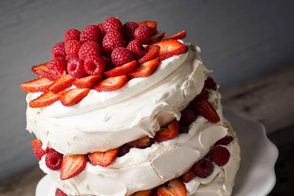 Torta di meringa Pavlova stratificata con lamponi e fragole — Foto Stock