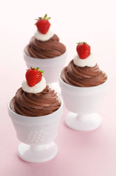 Mousse de chocolate con crema batida y fresas —  Fotos de Stock