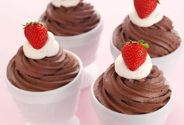 Mousse de chocolate con crema batida y fresas — Foto de Stock