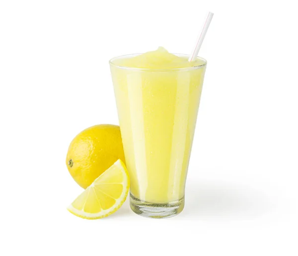 Limonada congelada o batido de limón con guarnición de frutas sobre fondo blanco — Foto de Stock