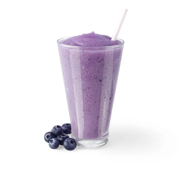 Blaubeer-Smoothie mit Fruchtgarnitur auf weißem Hintergrund — Stockfoto