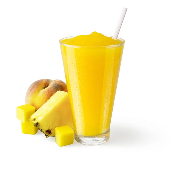 Licor de pêssego, manga e abacaxi com guarnição de frutas em fundo branco — Fotografia de Stock
