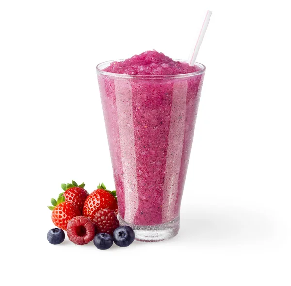 Erdbeer-, Himbeer- und Blaubeer-Smoothie mit Fruchtgarnitur auf weißem Hintergrund — Stockfoto