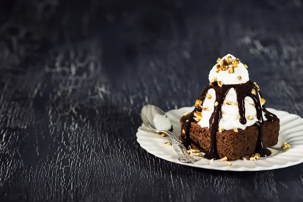 Brownie Sundae with Vanilla Ice Cream, Chocolate Sauce, and Nuts — Stock Photo, Image