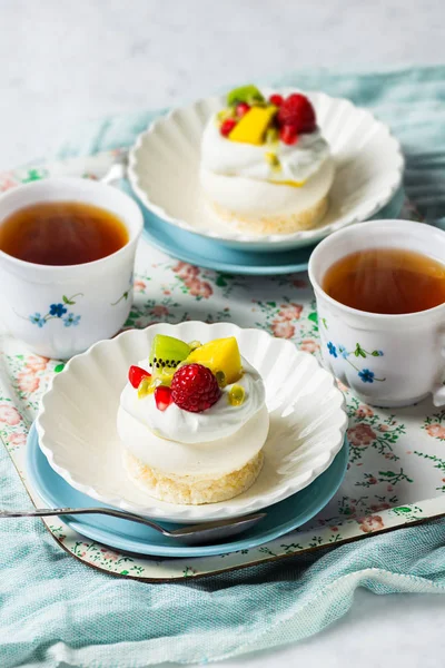 Pavlovas Mini tropické ovoce na tácku s horkým čajem — Stock fotografie