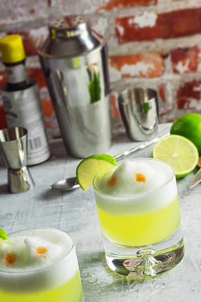 Two Pisco Sour Cocktails on the Bar — Stock Photo, Image