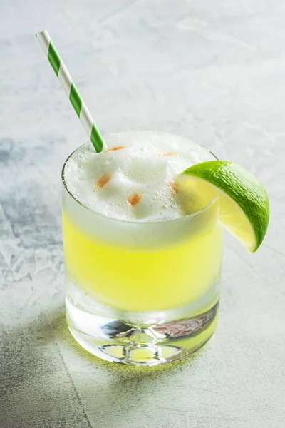 Pisco Sour Cocktail in glas met limoen en stro — Stockfoto