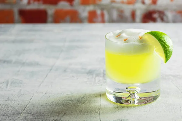 Pisco Sour Cocktail im Glas mit Limette — Stockfoto