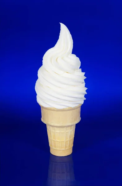 Vanilla Soft Serve Ice Cream or Frozen Yogurt in Wafer Cone — Stock Photo, Image