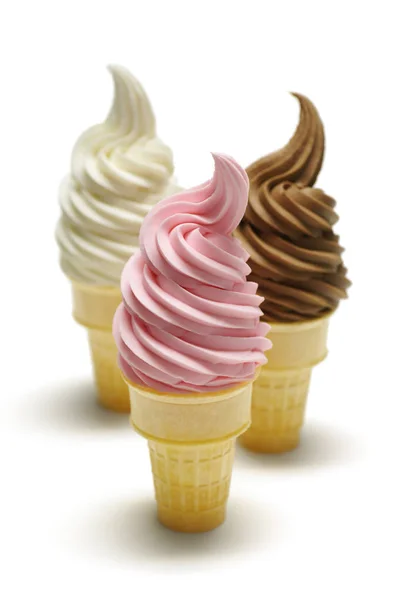 Три смаки замороженого йогурту або м'якого морозива на білому тлі — стокове фото