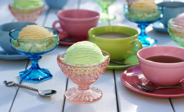 Barevné čajový dýchánek s zmrzlina a Sorbet na piknikový stůl — Stock fotografie