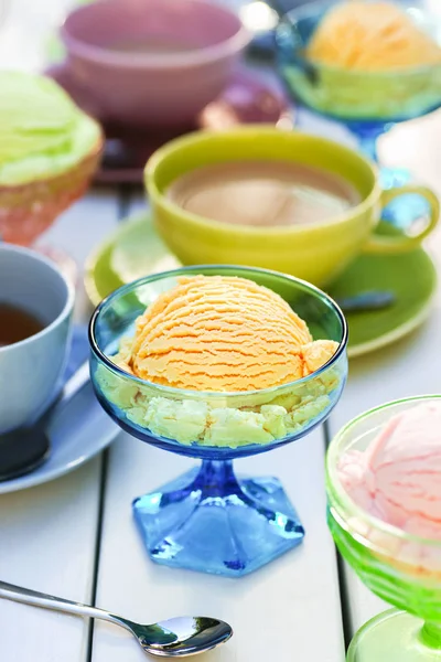 アイスクリームとシャーベットのピクニック テーブルをカラフルなティー パーティー — ストック写真