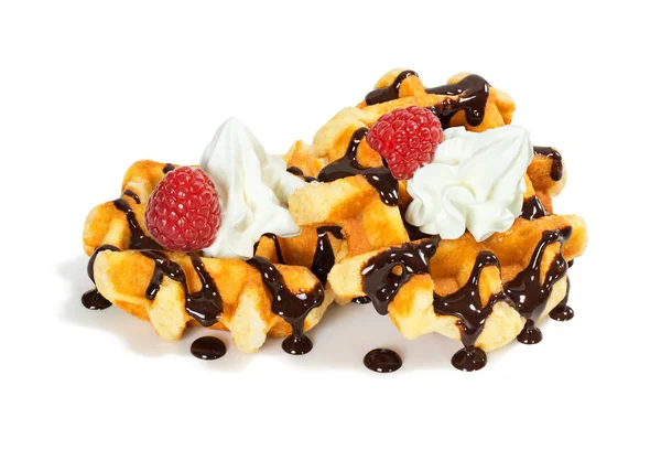 Çikolata ve ahududu Belçika waffle beyaz zemin üzerine krem şanti ile — Stok fotoğraf