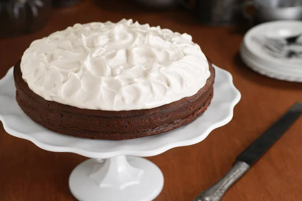 Torta senza farina di meringa al cioccolato su supporto per torta — Foto Stock