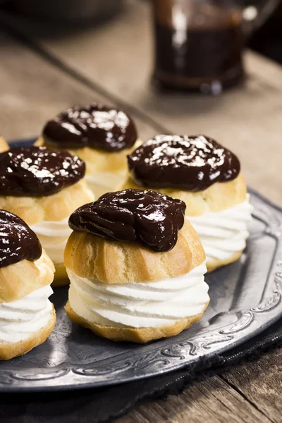 Crema ricoperta di cioccolato Puffs o Profiteroles — Foto Stock