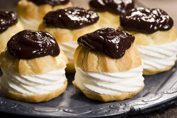 Crema ricoperta di cioccolato Puffs o Profiteroles — Foto Stock