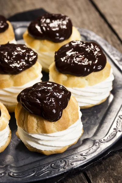 Puffs de crema cubierta de chocolate o Profiteroles — Foto de Stock