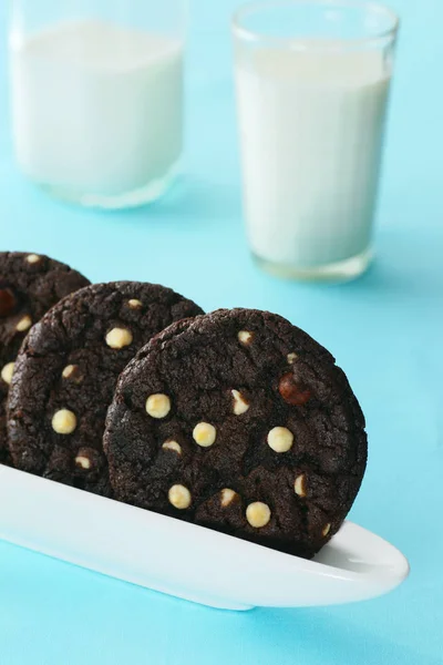 Chocolate Cookies with Dark and White Chocolate Chips and Milk — Stock Photo, Image