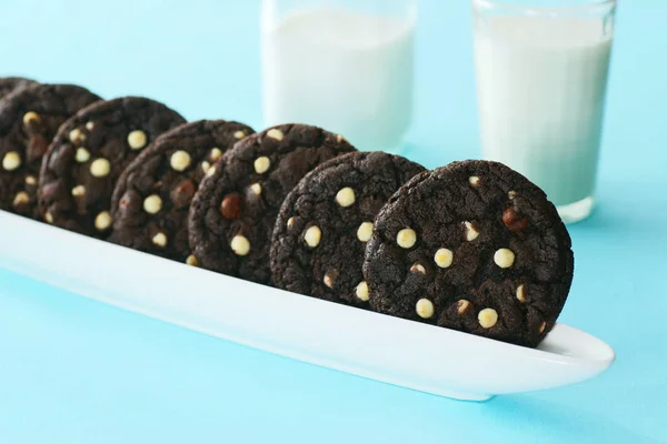 Chocolate Cookies with Dark and White Chocolate Chips and Milk — Stock Photo, Image