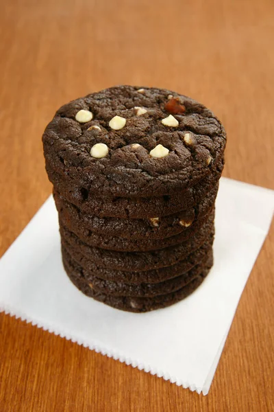 Stapel Schokoladenkekse mit dunklen und weißen Schokoladenstücken — Stockfoto