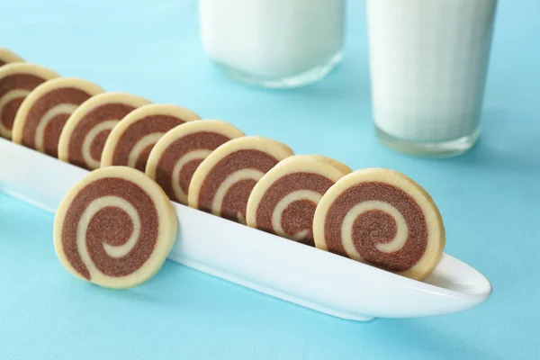 Chocolate and Vanilla Pinwheel Cookies with Milk — Stock Photo, Image