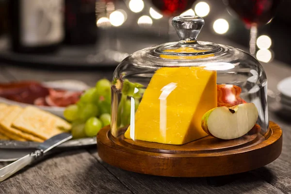 Sýr čedar, ovoce a červené víno na sváteční večírek — Stock fotografie