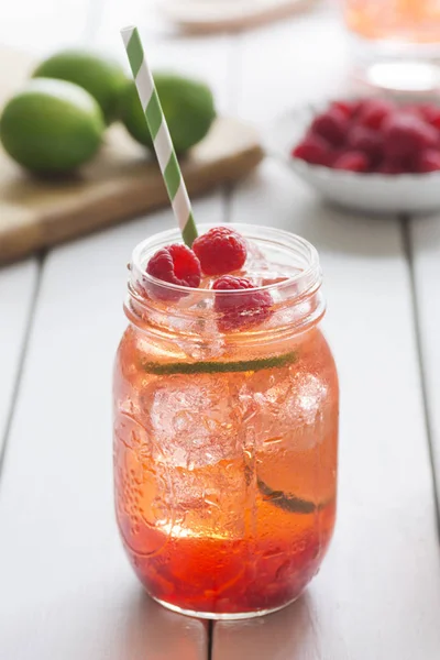 Raspberry Lime Iced Tea of een Cocktail in Mason Jar met ingrediënten — Stockfoto