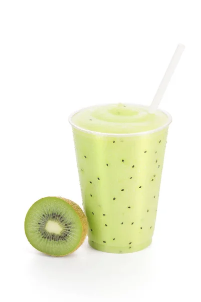 Koude Kiwi Smoothie of Shake met Fruit garnituur en stro op witte achtergrond — Stockfoto