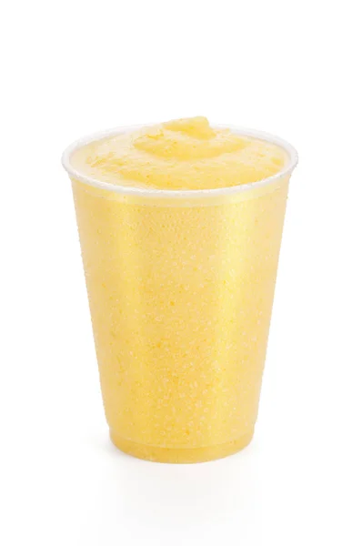 Smoothie ou shake à la pêche, à la mangue ou à l'orange froid sur fond blanc — Photo