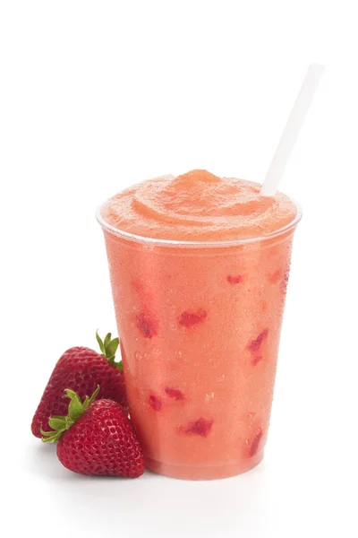 Erdbeer-Smoothie, Shake oder Daiquiri mit Früchten und Stroh auf weißem Hintergrund — Stockfoto