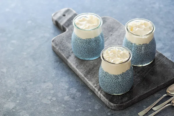 Rauwe veganist blauwe Spirulina Chia zaad puddingen met opgeklopte kokos room — Stockfoto