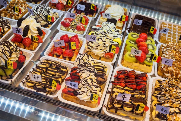 Brussel stijl Belgische wafels met Fruit, chocolade en slagroom crème Toppings — Stockfoto