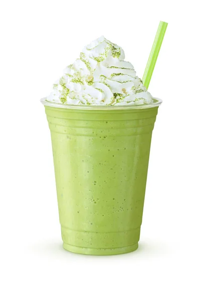 Matcha thé vert froid Frappe ou secouer avec de la crème fouettée et de la paille sur fond blanc — Photo