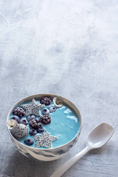 Blue Spirulina and Berry Smoothie Bowl with Fresh Fruit and Spoon — Stock Photo, Image