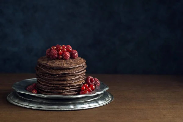Stapel Von Pfannkuchen Aus Dunkler Schokolade Mit Himbeeren Und Roten — Stockfoto