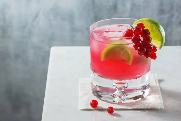 Caipirinha Grosella Roja Cóctel Daiquiri Con Bayas Cuñas Lima Mesa — Foto de Stock