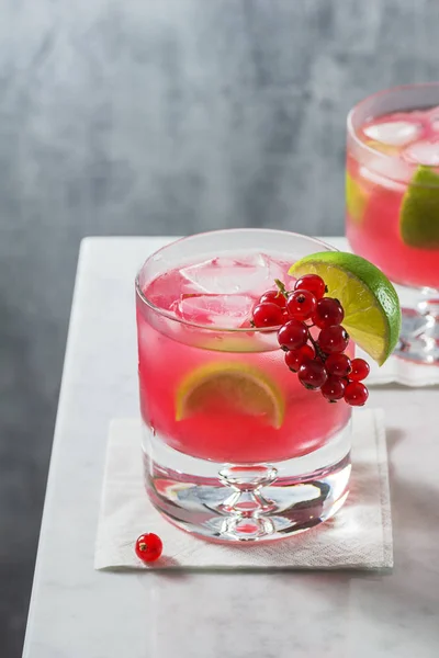 Rote Johannisbeeren Caipirinha Oder Daiquiri Cocktail Mit Limette Auf Marmortisch — Stockfoto