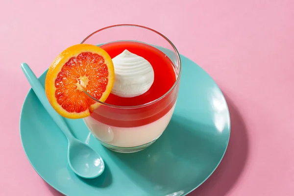 Citrus Panna Cotta Sobremesa Com Sangue Laranja Gelee Chantilly Placa — Fotografia de Stock