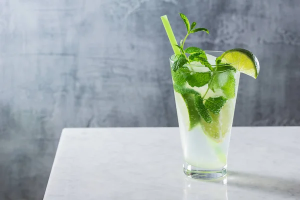 Kalter Mojito Cocktail Aus Rum Minze Limette Zuckersirup Und Sodawasser — Stockfoto