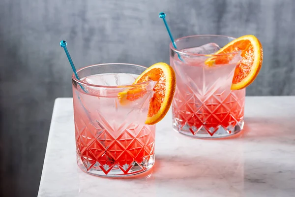 Dos Gin Naranja Sangre Fría Cócteles Tónicos Vasos Con Hielo — Foto de Stock