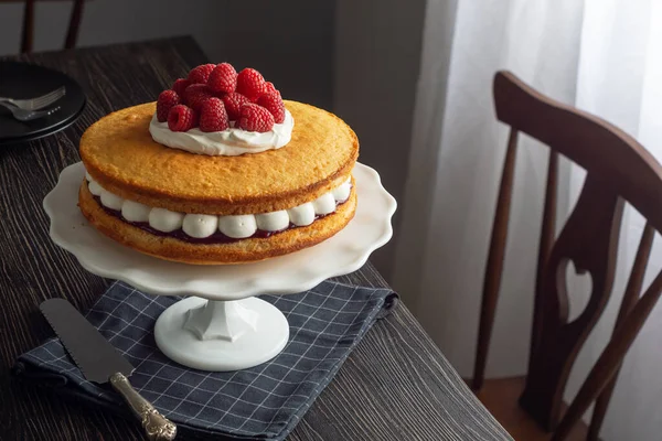 Torta Sandwich Victoria Sponge Con Strati Panna Montata Marmellata Lamponi — Foto Stock