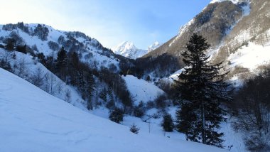Montagne des haute pyrenees enneige 