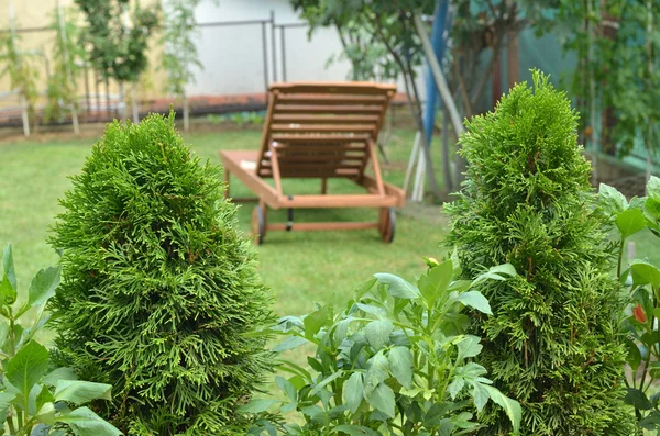 Sessel auf einer Gartenwiese — Stockfoto