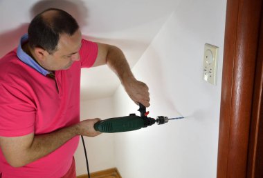 Adam bir delik delme