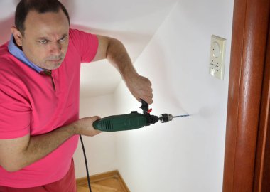 Elinde matkapla bir adam