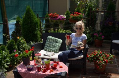 Bir bardak ve bir kitap olan kadın