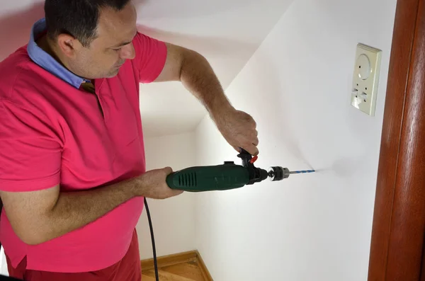 Hacer un agujero en una pared — Foto de Stock