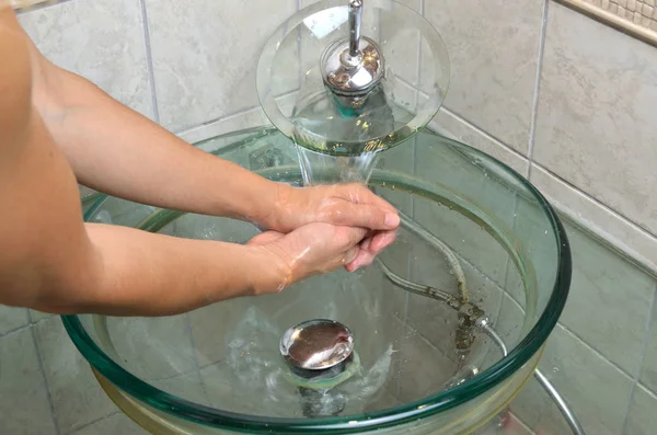 Lavarse las manos sobre el fregadero en el baño —  Fotos de Stock