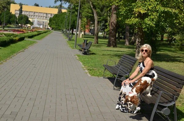 Mulher e cão no parque — Fotografia de Stock